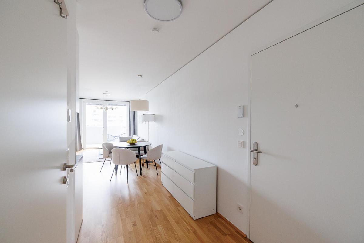 Lovely In Marina Tower - 10min To Center Apartment Wien
